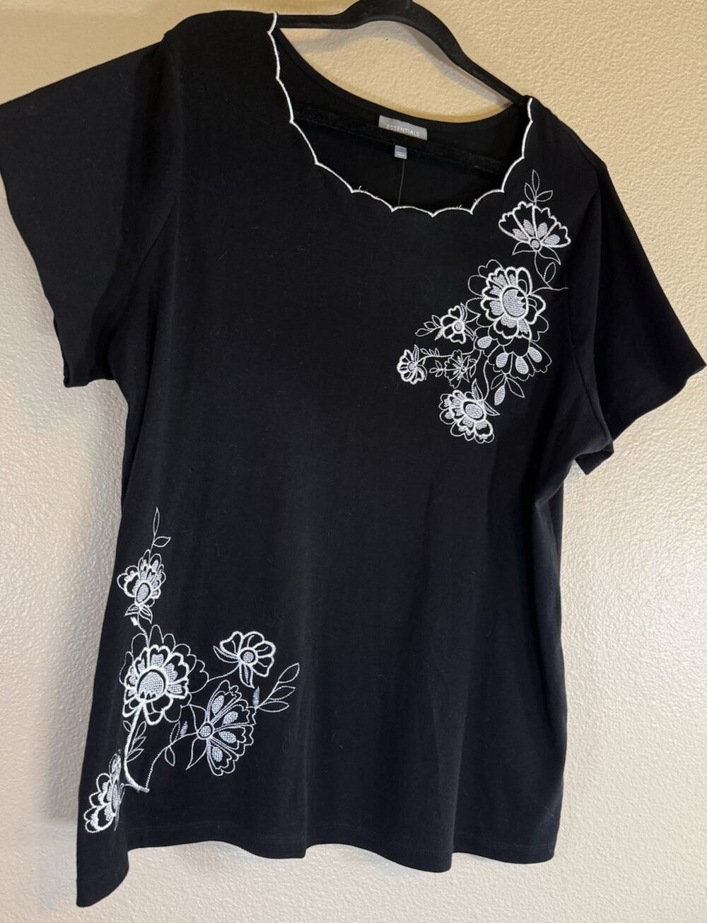 NWT Essentials Plus 1X Black White Embroidered Scalloped Neck Short Sleeve Top